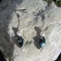 boucles d'oreilles en perles grises et blanches