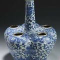 A blue and white bulb vase - 17th/18th century