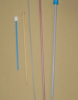 Les aiguilles à tricoter.