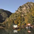 et au pied de la forteresse, une gargotte