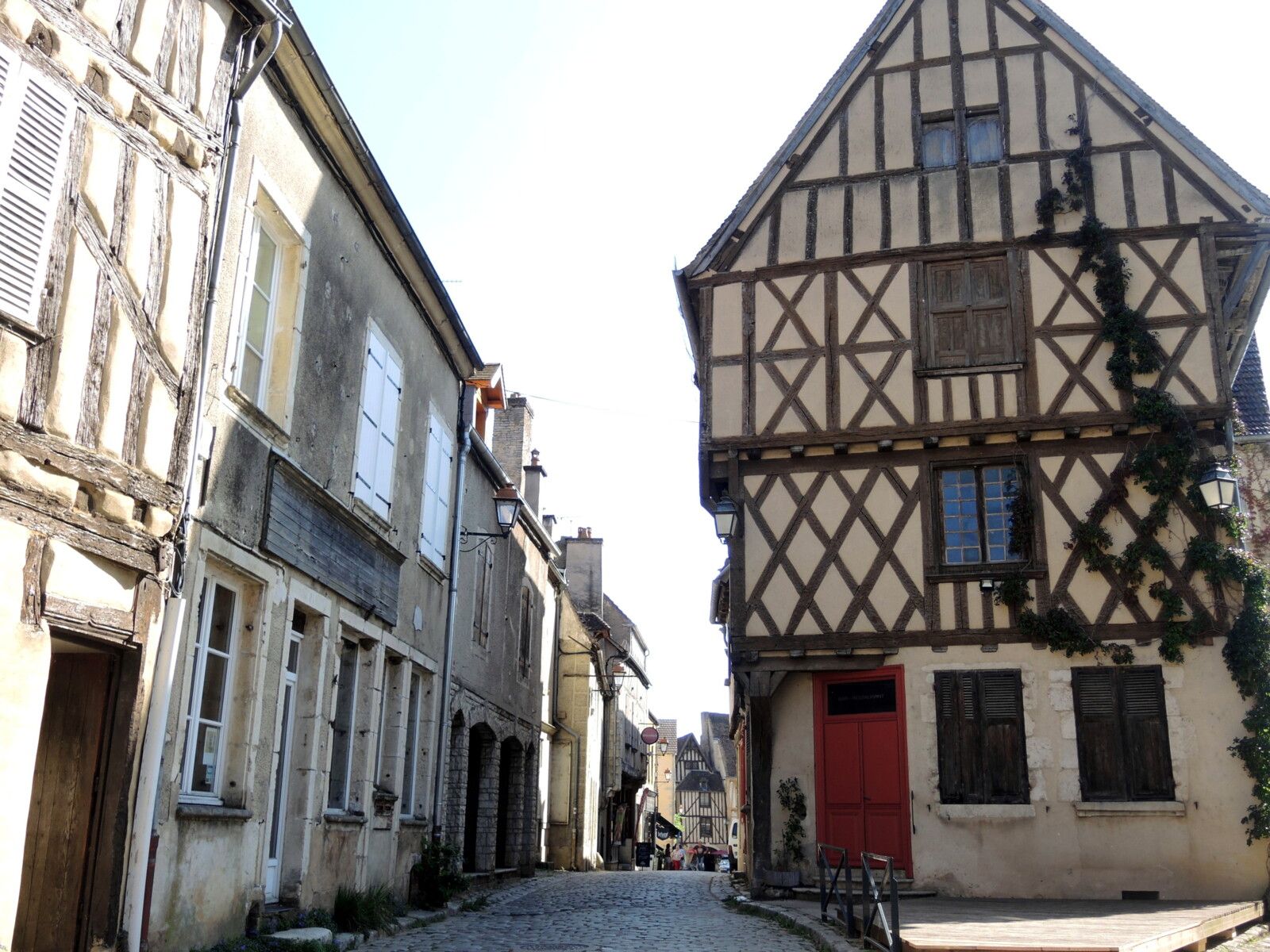Noyers-sur-Serein, grande rue (89)
