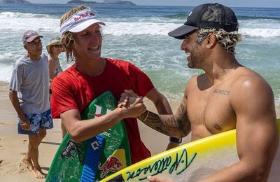 Italo Ferreira se cale une session de skim avec Lucas