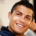 RONALDO SE MAQUILLE