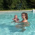 avec maman dans la piscine