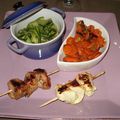 Brochettes de poulet marinées, tagliatelles de courgettes et carottes au curry   