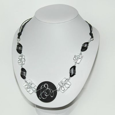 [Collier aluminium noir et blanc]