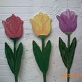 trois tulipes contre un mur