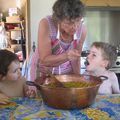 Mamie fait des confitures de prunes et se fait aider par Maïa et Tao pour les gouter