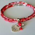 Bracelet rouge en tissu Liberty avec un coeur gravé pour dire je t'aime