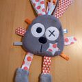 Doudou attache tétine lapin gris orange blanc