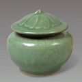 Pot couvert en grès clair émaillé céladon, Longquan. Epoque Yuan (1260 - 1368)