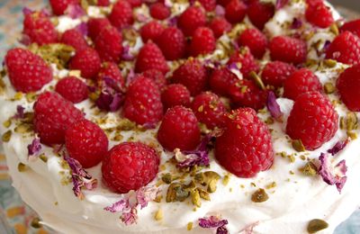 PAVLOVA FRAMBOISES PISTACHES ROSES