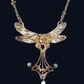 Chaînette tour de cou, supportant un pendentif "femme libelulle". Travail français d'époque 1900, joaillier Saint-Yves