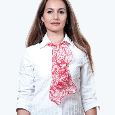 Un été original avec le foulard en soie imprimé graphique