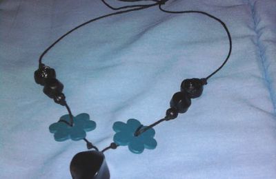 collier fleurs noir et bleu