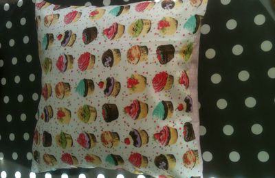 Housse de coussin forme portefeuille cupcakes & pois