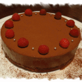 Gâteau chocolat sur biscuit au chocolat avec morceaux de pistaches