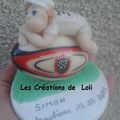 déco de gateau pour un baptème; bebé sur un ballon de rugby