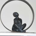 Femme dans rond en acier