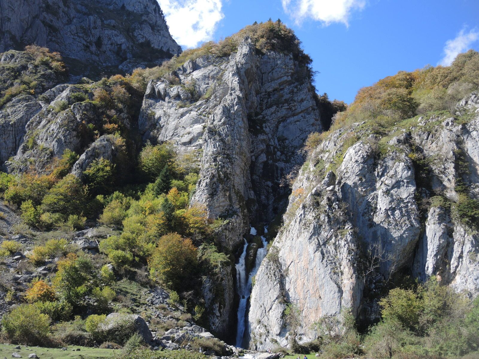 Lescun, plateau de Sanchèse, cascade de Sanchèse, vue d'ensemble.. (64)
