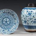 Chine, époque Ming (1368 - 1644). Pot de forme ovoïde & époque Kangxi (1662 - 1722). Petit plat lobé 