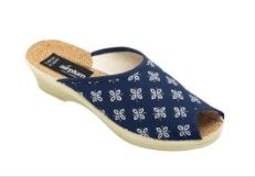 Les mules en jean, la tendance estivale pour les femmes aux pieds fins