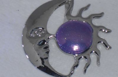 1 grand pendentif breloque lune visage soleil design et original émaillé epoxy violet mauve