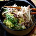 Udon au porc haché, bok choy, champignons noirs et pousses de soja - bouillon au miso