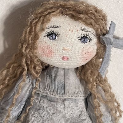 Robe bleue et cheveux longs pour Agathe ..(18cm)