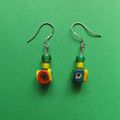 Boucles d'oreilles : millefiori, perles de troc.