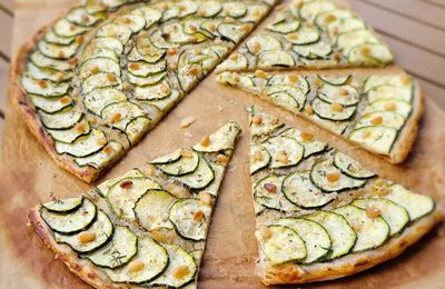 ...Tarte fine aux courgettes, moutarde à la salicorne, yaourt à la chèvre, pignons, truffe d'été...(Cathytutu, Défi Recette.de)