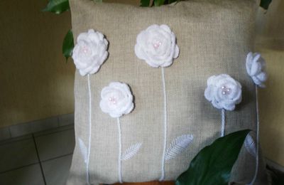 Coussin tissus et fleurs crochet