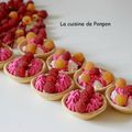 Mini tartelettes garnies de chantilly et confiture de framboises