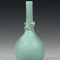 CHINE. Vase de forme bouteille à long col étroit à couverte céladon vert. Période Kangxi (1662-1722) 