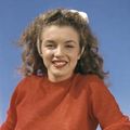 11/1945, Malibu, Plage Paradise Cove - Norma Jeane en pull rouge par André De Dienes