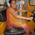 La jolie et espiègle fille d'Akila de Chennai a perdu les clés du rickshaw …