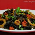 Pâtes noires à la tomate et aux calamars