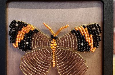 Papillon noir et orange en perles 