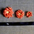 Tours de cou, colliers... La collection de fleurs en laine