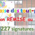 Les élus remettent au maire de Longueau la pétition pour le maintien de la classe des tout-petits ! 