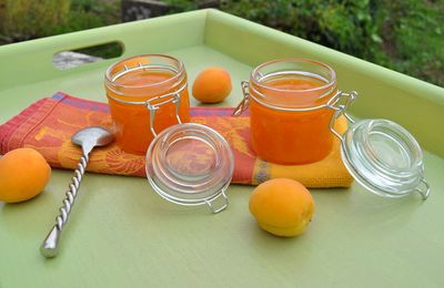 Petits pots de confiture d'abricots à la fleur d'oranger 