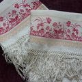 1482 - 2 serviettes de toilette anciennes frise fleuries papillons 96 x 63