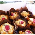 Muffins amande, cerises et framboises