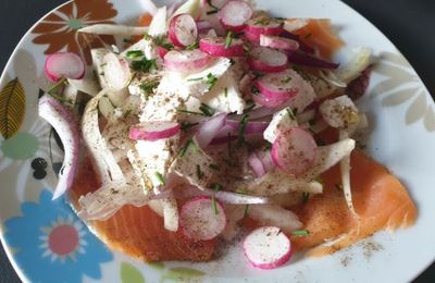 SALADE TRUITE FUMéE-FENOUIL-OIGNON ROUGE-RADIS- FETA