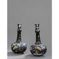 Paire de bouteilles en porcelaine. Chine, période Transition (vers 1650) ou Kangxi (1662-1722). 
