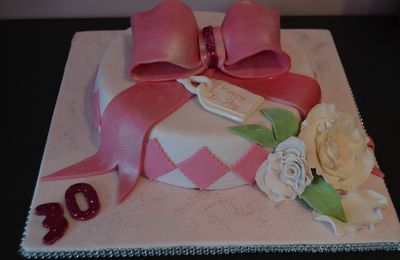 Gâteau anniversaire ruban fushia