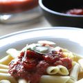 Pâtes tièdes aux tomates cerises et aux câpres