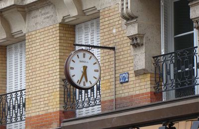 Tic-tac et la trotteuse.Horloges parisiennes.