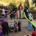 Les enfants et les parents fêtent halloween à Cornus