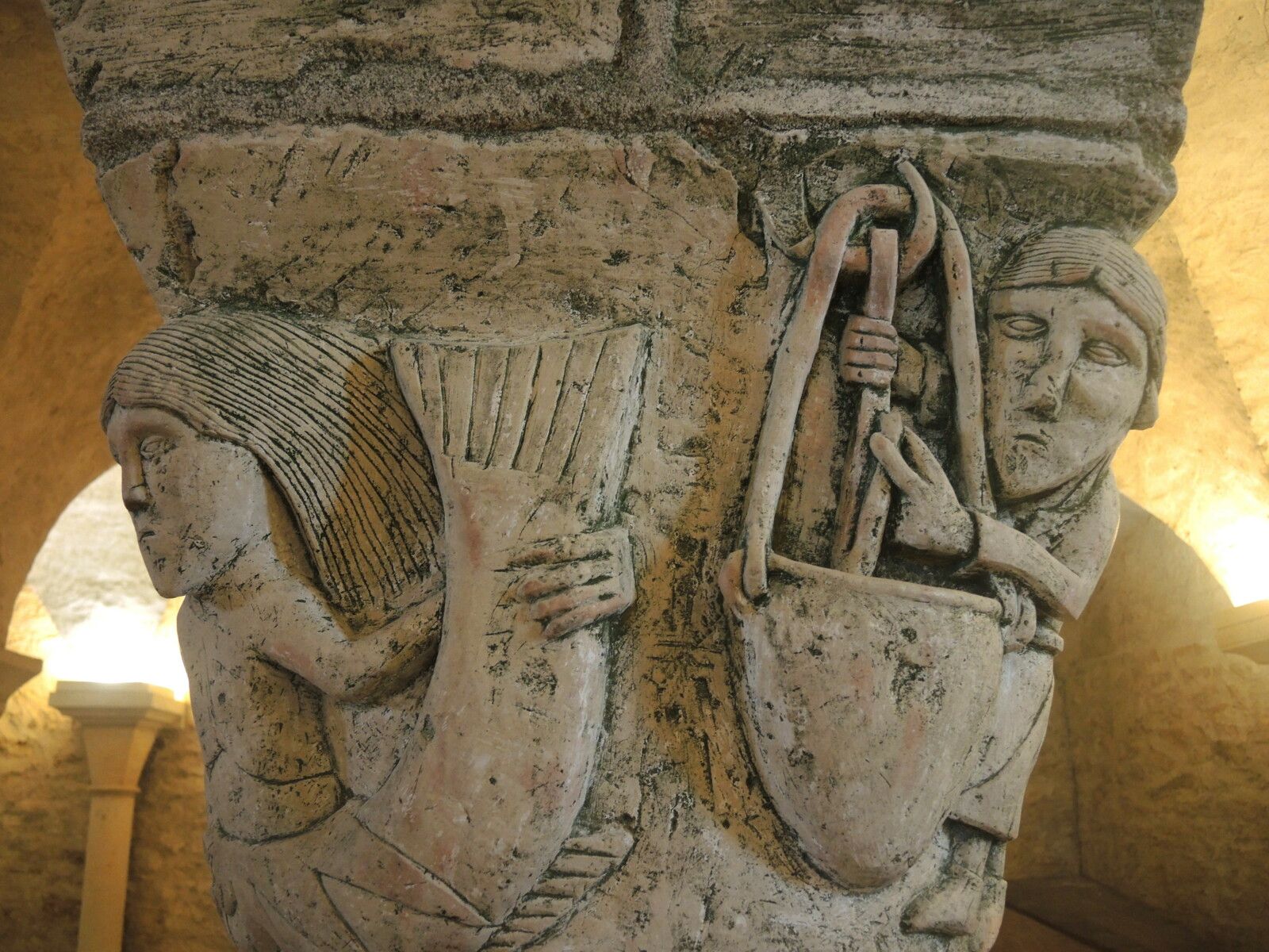 Saint-Parize-le-Châtel, église Saint-Patrice, crypte romane, colonne 5. (58)
